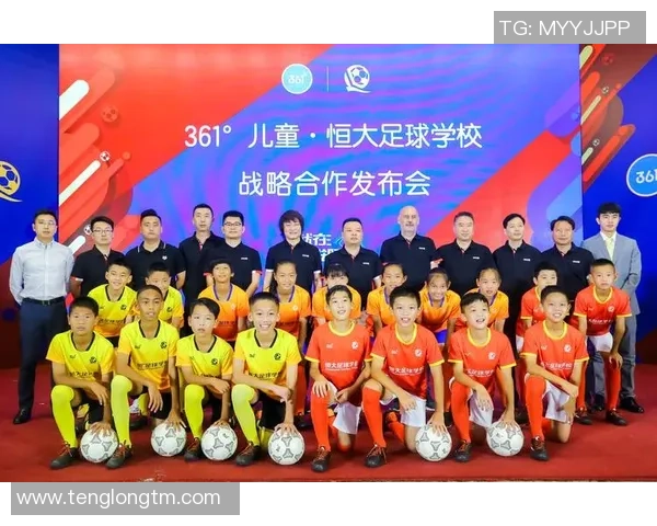 足球明星里杰卡尔德的传奇人生与足球事业的辉煌成就探讨